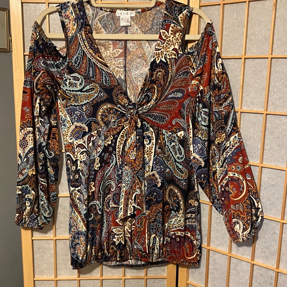 VENUS Paisley Twist-Front Cold-Shoulder Top in Rust, Navy & Cream